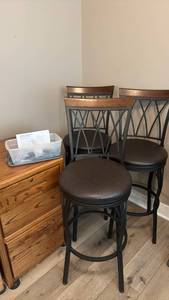 lot 913 image: Swivel seat barstool trio with adjustable height option with pieces 46 x 17 x 15 in ea seat height is 29 in