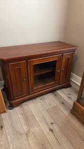lot 914 image: TV cabinet with media storage 28 x 44 x 19 in