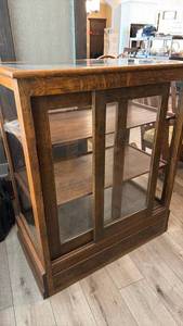 lot 915 image: Antique quarter-sawn oak display cabinet 44 x 36 x 20 in
