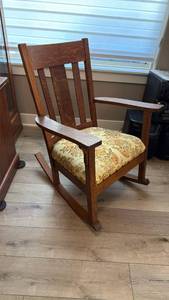 lot 916 image: Antique solid oak rocker 37 x 27 x 32 in seat width is 19 in