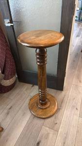 lot 918 image: Vintage solid wood plant stand 36 x 15 x 15 in