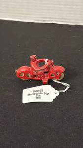 lot 1059 image: Hubley motorcycle cop 1930