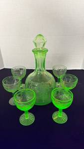 lot 1085 image: Anchor Hocking uranium cameo glass decanter and wine glasses