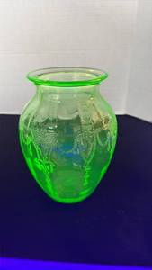 lot 1086 image: Uranium glass cameo vase