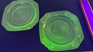 lot 1090 image: Uranium glass cameo plates