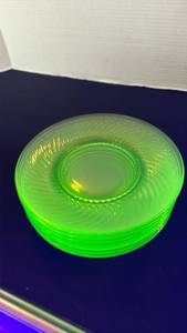 lot 1091 image: Uranium glass swirl pattern 8 in plates (7)