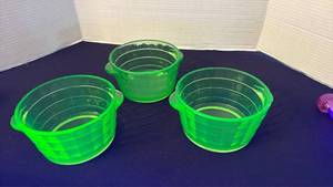 lot 1118 image: Uranium glass handled dishes (3)