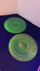 lot 1121 image: Anchor Hocking block optic uranium glass plates