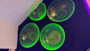 lot 1123 image: Anchor Hocking block optic uranium glass bowls