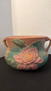 lot 1155 image: Roseville Pottery double handled pot