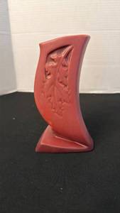 lot 1162 image: Roseville Pottery silhouette vase