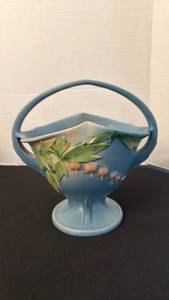 lot 1163 image: Roseville Pottery Blue Bleeding Heart Pattern Basket