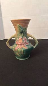 lot 1166 image: Roseville Pottery Water Lily Double Handle Vase