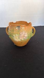 lot 1172 image: Roseville Pottery cosmos vase
