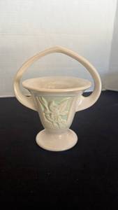 lot 1174 image: Roseville Pottery silhouette vase