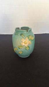 lot 1178 image: Roseville Pottery white rose vase