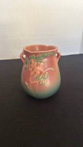 lot 1179 image: Roseville Pottery columbine vase