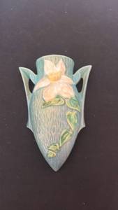 lot 1183 image: Roseville Pottery clematis wall pocket vase