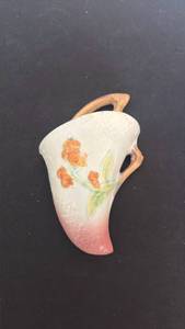 lot 1184 image: Roseville Pottery bittersweet wall pocket vase
