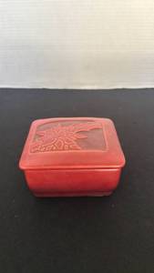 lot 1187 image: Roseville Pottery silhouette cigarette box