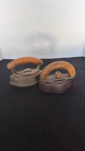 lot 1206 image: Mrs Potts sad irons (2)