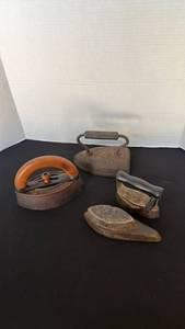 lot 1207 image: Geneva and other sad irons (3)