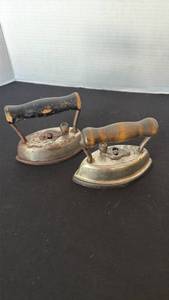 lot 1208 image: Small sad irons (2)