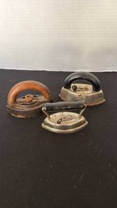 lot 1209 image: Small sad irons (3)
