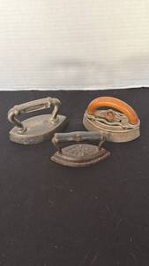 lot 1210 image: Small sad irons (3)