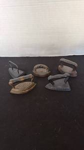lot 1211 image: Extra small sad irons (5)