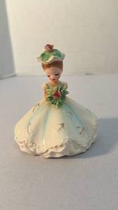 lot 1268 image: Josef Originals wedding girl 4 inch tall figurine