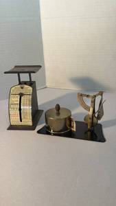 lot 1296 image: Vintage letter scales