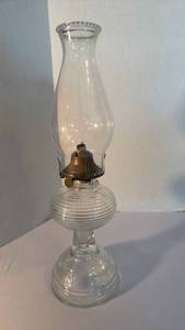 lot 1304 image: B&P glass oil lamp