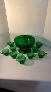 lot 1402 image: Vintage Anchor Hocking emerald green glass punch bowl with 9 glasses