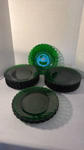 lot 1404 image: Anchor Hocking emerald bubble glass 10 inch dinner plates