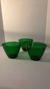 lot 1415 image: Vintage emerald green glass bowls