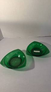 lot 1416 image: Anchor Hocking emerald green pressed glass triangular candy dish or bon bon bowls