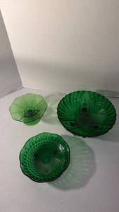 lot 1419 image: Fostoria and other emerald green glass footed and pedestal dishes