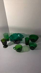 lot 1421 image: Vintage emerald glass pieces