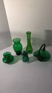 lot 1422 image: Vintage emerald glass pieces