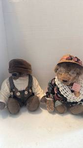 lot 1645 image: Collectible Dressed Teddy Bears Set with Traditional Clothing