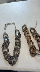 lot 1666 image: Necklaces