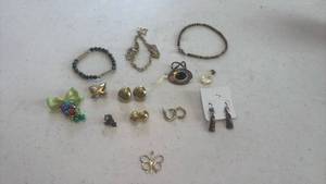 lot 1670 image: Earrings, bracelets and more