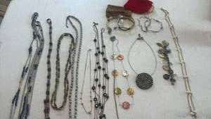 lot 1676 image: Womens jewelry