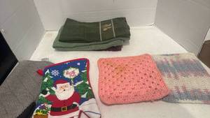 lot 1711 image: Kitchen towels, oven mitts and more