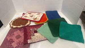 lot 1712 image: Mixed Kitchen Pot Holders