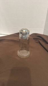 lot 1718 image: Vintage glass Spenlo sugar dispenser