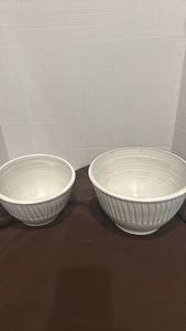 lot 1722 image: Signed pottery bowls