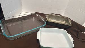 lot 1724 image: Pyrex Glass baking dishes and loaf pans