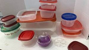 lot 1740 image: Rubbermaid and other Food Storage Container Set and onion saver